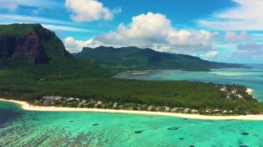 Mauritius plajı, güney batıdaki Le Morne Brabant tropik plajının havadan görünüşü. Hava görünümü