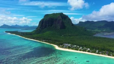 Mauritius plajı, güney batıdaki Le Morne Brabant tropik plajının havadan görünüşü. Hava görünümü