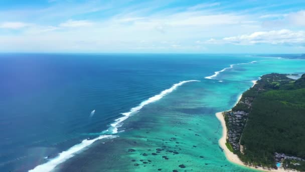 Letecký pohled na panorama ostrova Mauricius a slavnou horu Le Morne Brabant, nádhernou modrou lagunu a podvodní vodopád — Stock video