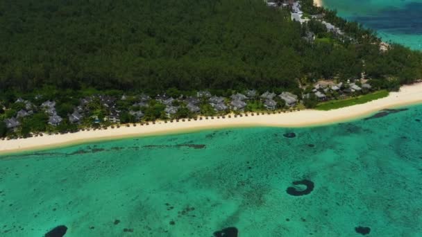 Kilátás a magasból a hófehér strand Le Morne szigetén Mauritius az Indiai-óceánon — Stock videók