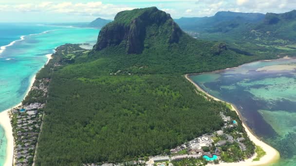 モーリシャス島のパノラマと有名なル・モーン・ブラバント山、美しい青いラグーンと水中の滝の空中ビュー — ストック動画