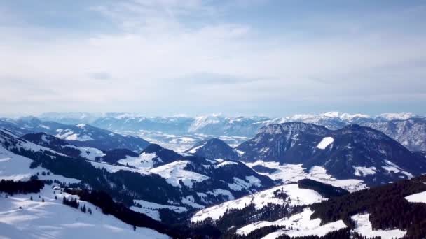 雪のある冬景色の広いパノラマ ビューには、ゼーフェルト イン チロルのオーストリアの州のアルプスが覆われています。オーストリアの冬は — ストック動画