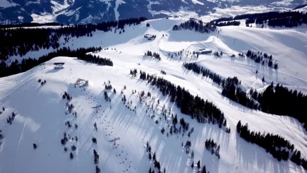 Vista panorâmica superior do drone no caminho de cabo na estância de esqui. Elevador de teleférico de esqui transportando esquiadores e snowboarders em encosta de inverno nevado no resort de montanha, muitas pessoas. UHD 4k de vídeo — Vídeo de Stock