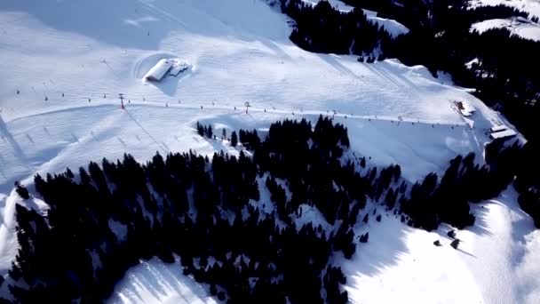 在阿尔卑斯山滑雪缆车以滑雪和人在斜坡上滑雪。鸟瞰图 — 图库视频影像
