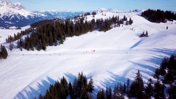 Luchtfoto van de skilift aan de voet van de skipiste met een menigte skiërs en snowboarders. Alpen Oostenrijk — Stockvideo