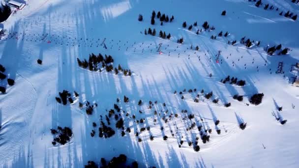 Вид с воздуха на подъемник у подножия лыжного склона с толпой лыжников и сноубордистов. Альпы Австрии — стоковое видео