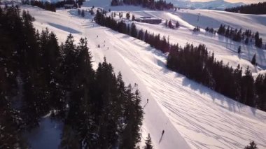 Avusturya 'daki Tyrolean Alplerindeki bir kayak merkezindeki kayak pistinin hava manzarası
