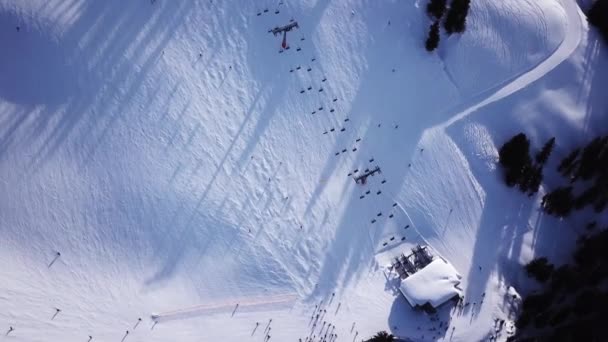 Αεροφωτογραφία χιονοδρομικής κλίσης σε χιονοδρομικό κέντρο των Τυρολέζικων Άλπεων στην Αυστρία — Αρχείο Βίντεο
