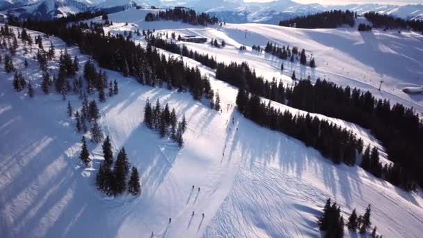 오스트리아의 티로 알프스 산맥에 있는 스키 리조트에서 스키 의경사 진 공중에서 바라본 광경 — 비디오