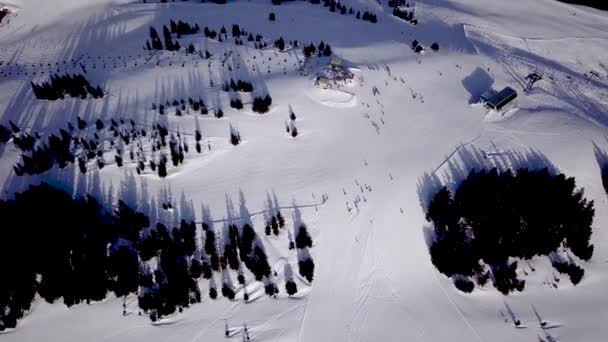 Letecký pohled na sjezdovku v lyžařském středisku v Tyrolských Alpách v Rakousku