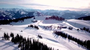 İnsanlar kış kayak merkezinde kar yamacında kayak ve snowboard yapıyor. Kar dağında kayak asansörü. Kış etkinliği