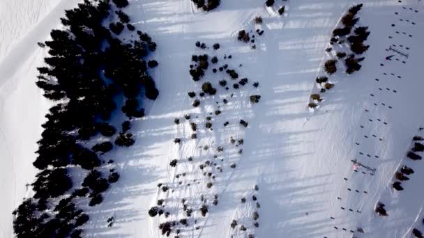 人们在冬季滑雪场的雪坡上滑雪和滑雪板。 雪山上的滑雪电梯。 冬季活动 — 图库视频影像