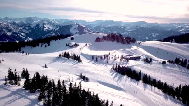 Pessoas esquiando e snowboard na pista de neve na estação de esqui de inverno. Elevador de esqui na montanha de neve. Actividade de Inverno — Vídeo de Stock