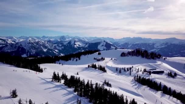 Uitzicht vanuit de lucht soepele beweging langs de skipistes in het skigebied. Prachtige besneeuwde bergen en blauwe lucht. Winterlandschap — Stockvideo