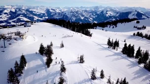 Panoramatický pohled shora z dronu na lanovce v lyžařském středisku. Lyžařský vlek přepravující lyžaře a snowboardisty na zasněženém zimním svahu v horském středisku, mnoho lidí. UHD 4k video