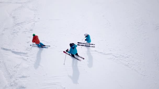 Luchtfoto van skigebied op de zon bergen met dennenbos. Skiërs rijden bij liften op de sneeuwhelling naar beneden. Winterlandschap. Mannen en vrouwen extreme sport. Actieve en gezonde levensstijl. Sneeuwsparren — Stockvideo