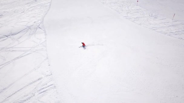 Images aériennes 4k, drone suivant les skieurs sur la piste de ski dans le domaine skiable. Ski alpin pendant la journée d'hiver en haute montagne, vue aérienne Alpes — Video