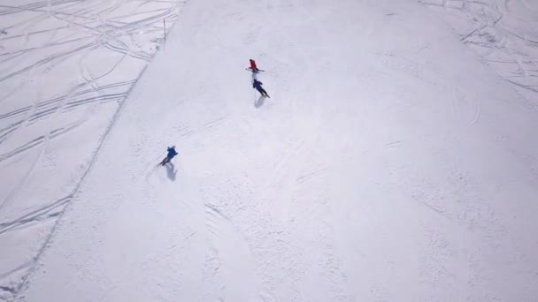 Narciarstwo i snowboard na stoku śnieżnym w ośrodku zimowym. Wyciąg narciarski na śnieżnej górze. Aktywność zimowa — Wideo stockowe