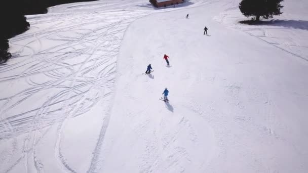 V zimním lyžařském středisku lidé lyžují a jezdí na snowboardu po zasněžených svazích. Lyžařský vlek na sněhové hoře. Zimní aktivita — Stock video