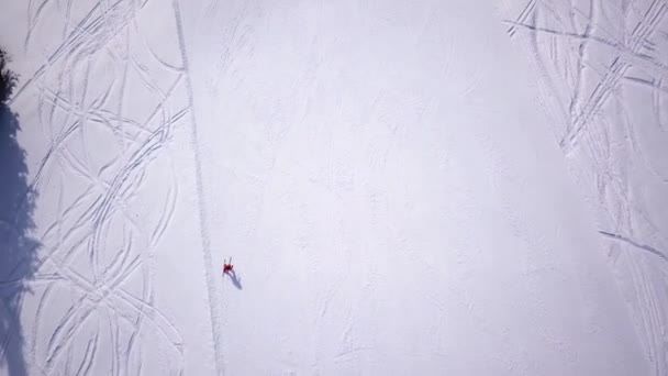 Personas esquiando y haciendo snowboard en la pista de nieve en la estación de esquí de invierno. Ascensor de esquí en montaña de nieve. Actividad invernal — Vídeos de Stock