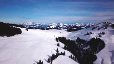 Alçak bulutlarda karlı dağlar ve kışın günbatımında mavi gökyüzü. Panoramik manzara, buzlu bir akşamda sisli kayalarla kaplı güzel karlar. Yüksek tepelerin havadan görünüşü. Dolomitlerde Alpler, İtalya