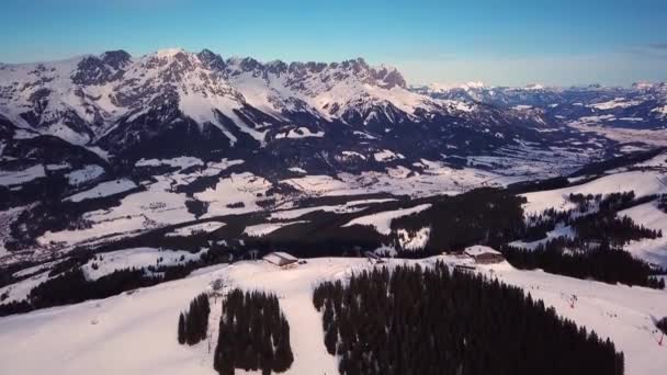 Śnieżne góry w niskich chmurach i błękitne niebo o zachodzie słońca w zimie. Panoramiczny krajobraz z pięknymi pokrytymi śniegiem skałami we mgle w mroźny wieczór. Widok z lotu ptaka. Alpy w Dolomitach, Włochy — Wideo stockowe