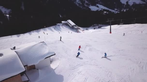 Folk åker skidor och snowboard på snöbacken på vinterskidorten. Skidhiss på snöberget. Vinteraktivitet — Stockvideo