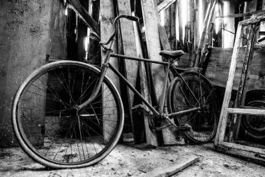 Eski ahşap duvara park edilmiş eski bir bisiklet..
