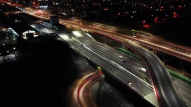 Bir otoyoldaki gece trafiğinin insansız hava aracı görüntüsü, Polonya 'nın Varşova şehrinin dışındaki tünel ve viyadük araçlarını gösteriyor. Kamerayı ileri alıyorum..