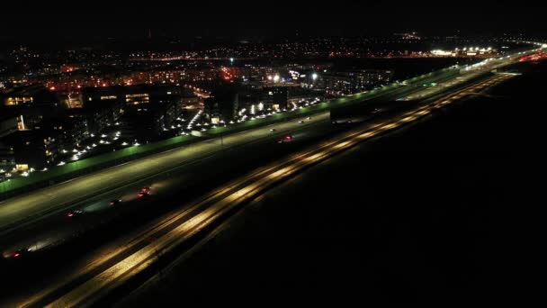 Bir otoyoldaki gece trafiğinin insansız hava aracı görüntüsü, Polonya 'nın Varşova şehrinin dışındaki tünel ve viyadük araçlarını gösteriyor. Kamerayı ileri alıyorum.. — Stok video