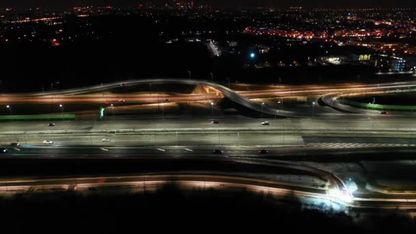 Top down estradas da cidade noite com carros dirigindo vista aérea. Paisagem urbana noturna com arranha-céus modernos. Majestosa paisagem urbana iluminada por lanternas de néon luzes com rodovia de trânsito. Cenário de veículos cinematográficos — Vídeo de Stock