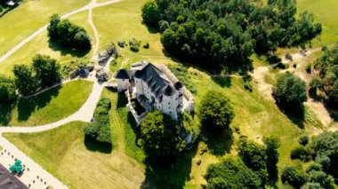 Yeşil arazi manzaralı bir ortaçağ şatosunda Bobobit. Polonya