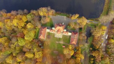 Güneşin doğuşunda Forrest Gölü 'nün üzerinde sis bulutu üzerinde manzara uçuşu, 4K görüntü. Sabahın erken saatlerinde renkli sonbahar ağaçları. İlham kaynağı. Palac Bielinskich w Otwocku Wielkim