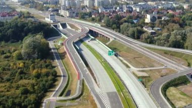 İnsansız hava aracı otoyolu, Polonya 'nın Varşova şehrinin dışında tünel ve viyadük geçitlerini gösteriyor. Kamerayı ileri alıyorum..