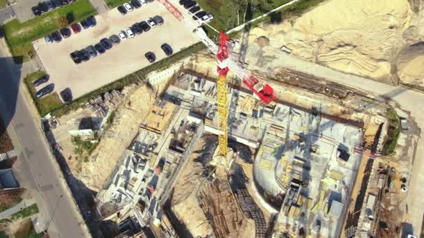 Aerial Flight Over a New Constructions Development Site with High Tower Cranes Building Ingatlan. A nehézgépek és az építőmunkások foglalkoztatottak. Top Down View biztonsági sapkás vállalkozóknál. — Stock videók