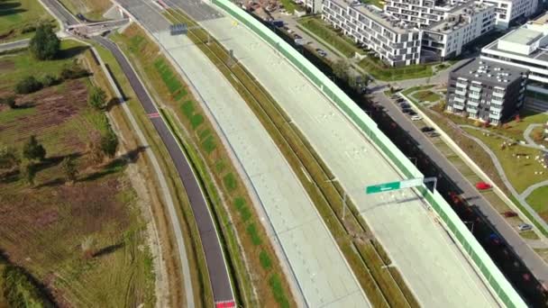 Autoroute drone montrant des voies avec tunnel et viaducs à l'extérieur de la ville de Varsovie, Pologne. Avancer la caméra. — Video