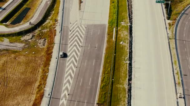 Autoroute drone montrant des voies avec tunnel et viaducs à l'extérieur de la ville de Varsovie, Pologne. Avancer la caméra. — Video