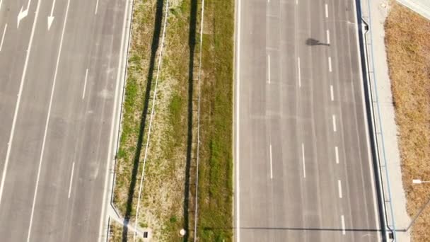 Drohne schoss Autobahn mit Tunneln und Viadukten vor den Toren der polnischen Stadt Warschau ab. Die Kamera vorwärts bewegen. — Stockvideo