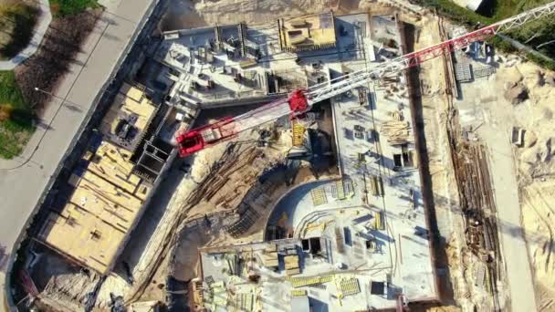 Cantiere edile alto. Grande gru a torre industriale con cielo blu e paesaggio urbano sullo sfondo. Piastre in calcestruzzo equilibrio di peso. Contrappeso. Veduta aerea del drone. Sviluppo urbano di Metropolis — Video Stock