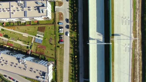 Autoroute drone montrant des voies avec tunnel et viaducs à l'extérieur de la ville de Varsovie, Pologne. Avancer la caméra. — Video