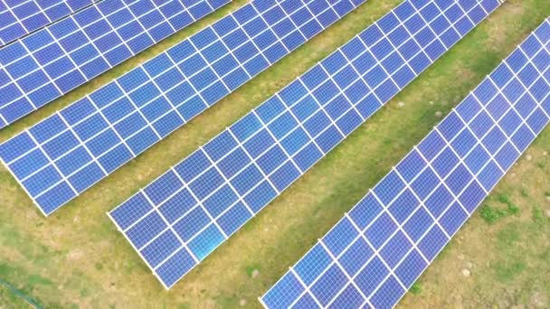 Primo piano della superficie dei pannelli solari fotovoltaici blu per la produzione di energia elettrica ecologica pulita. Produzione di energia rinnovabile concetto aereo — Video Stock