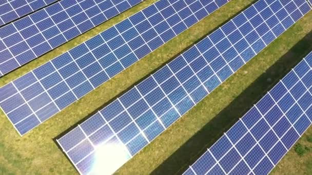 Fechar a superfície dos painéis solares fotovoltaicos azuis para produzir eletricidade ecológica limpa. Produção de energia renovável conceito aéreo — Vídeo de Stock