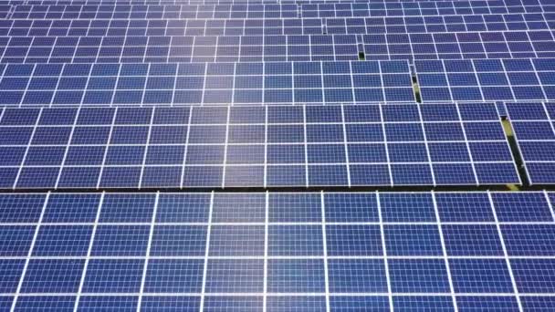 A tiszta ökológiai elektromosság előállítására szolgáló kék fotovoltaikus napelemek felületének közelsége. A megújuló energia koncepciójának légi úton történő előállítása — Stock videók