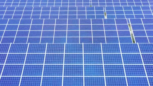 Nahaufnahme der Oberfläche blauer Photovoltaik-Sonnenkollektoren zur Erzeugung sauberen ökologischen Stroms. Produktion von Konzepten für erneuerbare Energien aus der Luft — Stockvideo