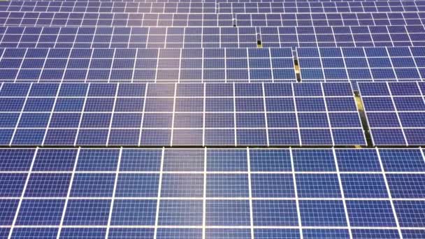 Gros plan de la surface des panneaux solaires photovoltaïques bleus pour produire de l'électricité écologique propre. Production d'énergie renouvelable concept aérien — Video