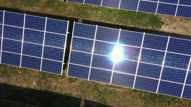 Κλείσιμο της επιφάνειας των μπλε φωτοβολταϊκών ηλιακών συλλεκτών για την παραγωγή καθαρού οικολογικού ηλεκτρισμού. Παραγωγή κεραιών έννοιας ανανεώσιμης ενέργειας — Αρχείο Βίντεο