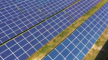 Yeni bir güneş çiftliğinin üst görüntüsü. Modern fotovoltaik güneş panelleri. Güneşten yenilenebilir ekolojik enerji kaynağı. Hava görünümü.