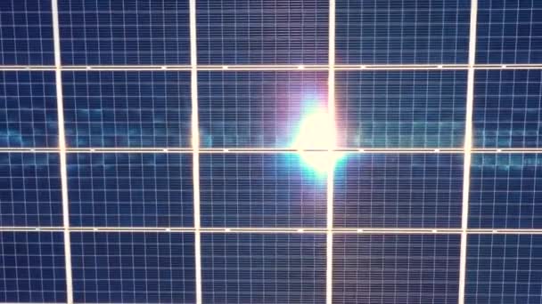 Primer plano de la superficie de los paneles solares fotovoltaicos azules para producir electricidad ecológica limpia. Producción de energía renovable concepto aéreo — Vídeos de Stock