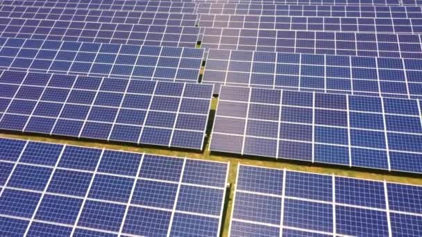 Крупный план поверхности голубых фотоэлектрических солнечных панелей для получения экологически чистой электроэнергии. Производство возобновляемых источников энергии — стоковое видео