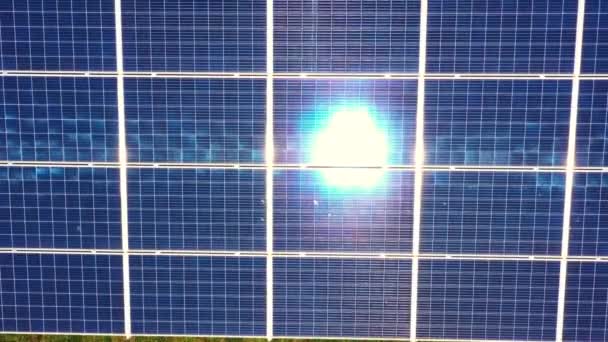 Vista superior de uma nova fazenda solar. Linhas de painéis solares fotovoltaicos modernos. Fonte ecológica renovável de energia do sol. Vista aérea. — Vídeo de Stock